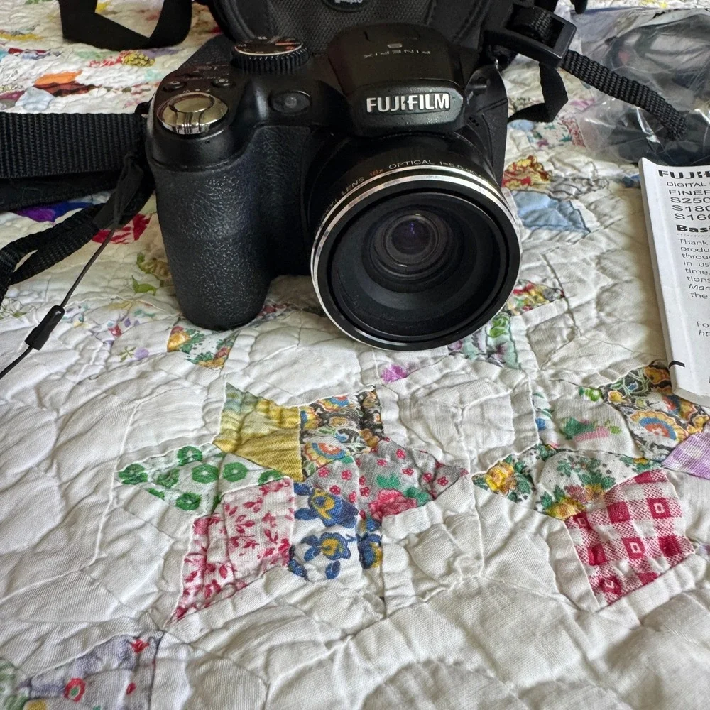 Fujifilm FinePix S1800 12MP Digital Camera 18x Optical Zoom Bundle With Bag Y2K